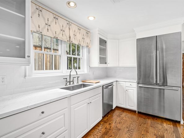 2105 Del Monte Drive, Houston TX 77019