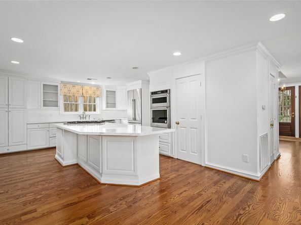 2105 Del Monte Drive, Houston TX 77019