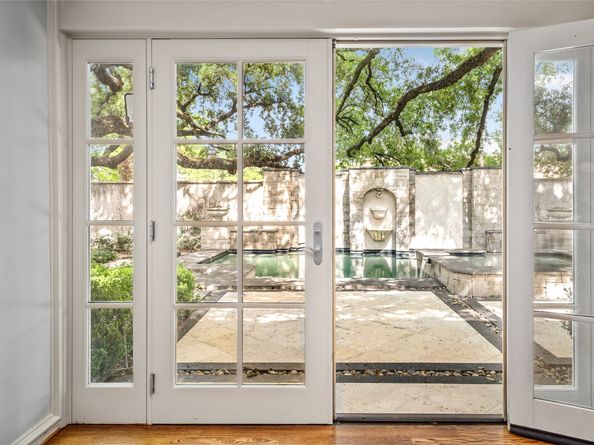 2105 Del Monte Drive, Houston TX 77019