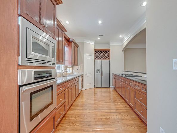 1002 W 22nd Street, Houston TX 77008