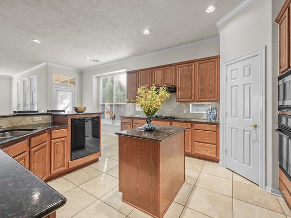 71 E Victory Lake Drive, Conroe TX 77384