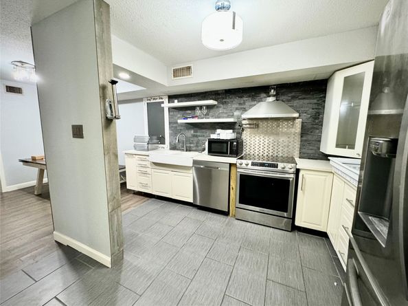 8918 Bissonnet Street 402, Houston TX 77074