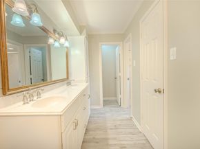 5938 Theall Road, Houston TX 77066