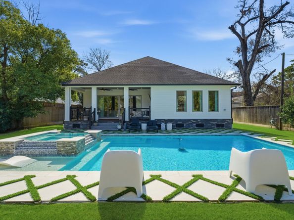 802 W 30th Street, Houston TX 77018