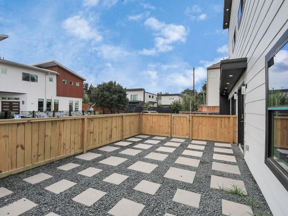1111 E 27th Street, Houston TX 77009