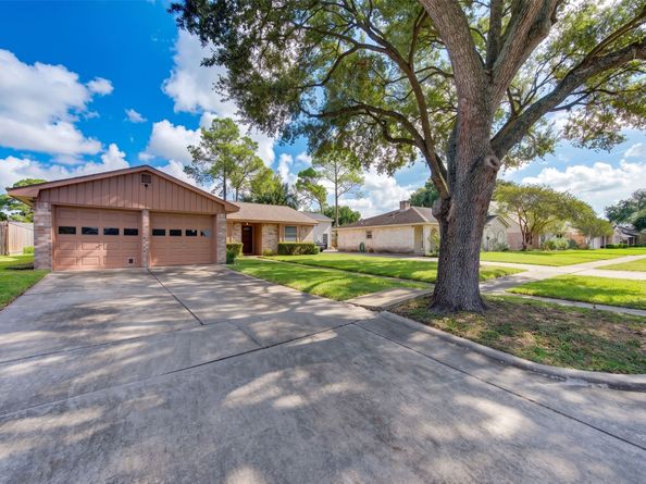 12230 Meadowdale Drive, Meadows Place TX 77477