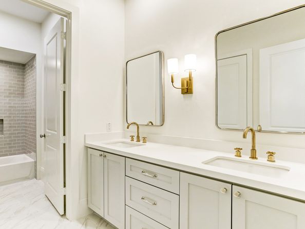 1050 W 42nd Street, Houston TX 77018