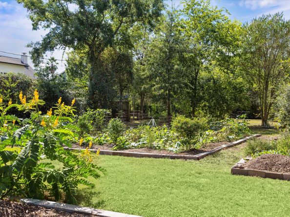 1050 W 42nd Street, Houston TX 77018