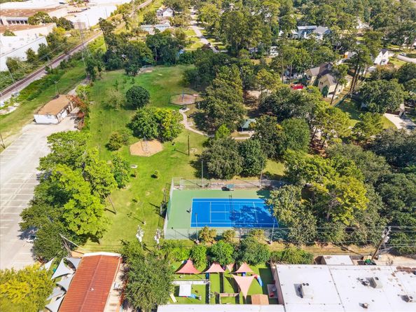 1050 W 42nd Street, Houston TX 77018