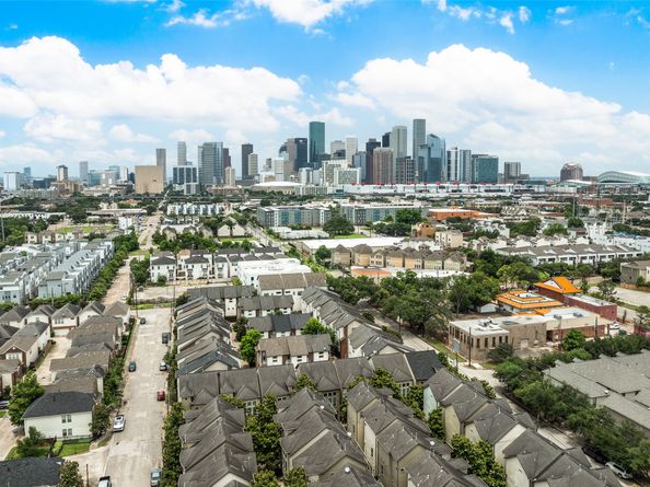 2915 Pease Street, Houston TX 77003