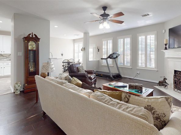 118 W Hobbit Glen Drive, The Woodlands TX 77384