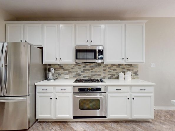 118 W Hobbit Glen Drive, The Woodlands TX 77384