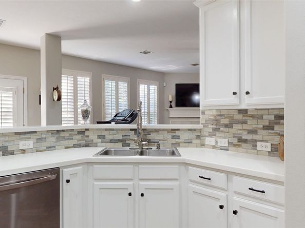 118 W Hobbit Glen Drive, The Woodlands TX 77384