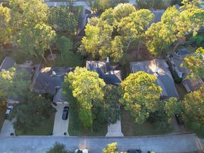 118 W Hobbit Glen Drive, The Woodlands TX 77384