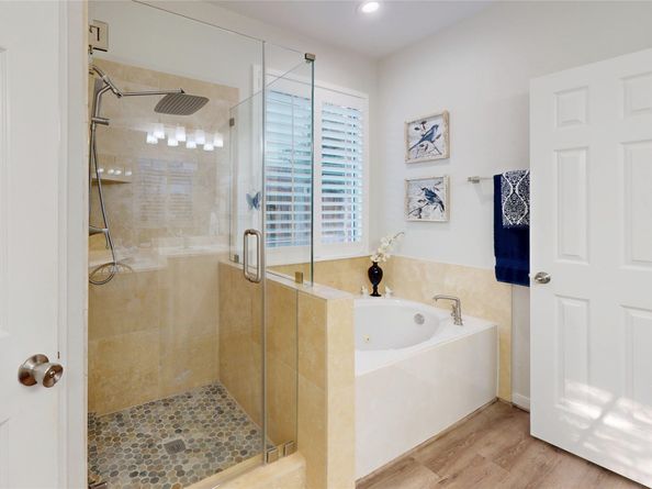 118 W Hobbit Glen Drive, The Woodlands TX 77384