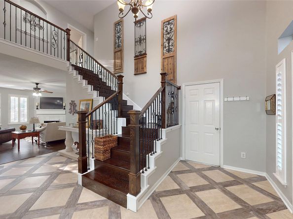 118 W Hobbit Glen Drive, The Woodlands TX 77384