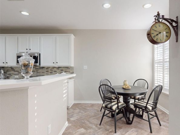 118 W Hobbit Glen Drive, The Woodlands TX 77384