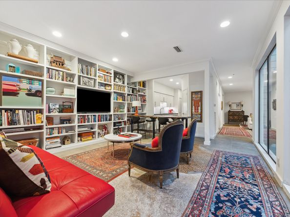 10 S Briar Hollow Lane 55, Houston TX 77027