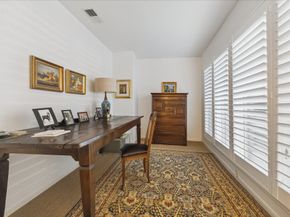 10 S Briar Hollow Lane 55, Houston TX 77027