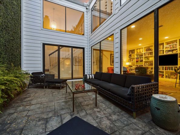 10 S Briar Hollow Lane 55, Houston TX 77027