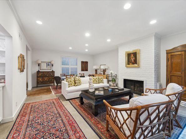 10 S Briar Hollow Lane 55, Houston TX 77027