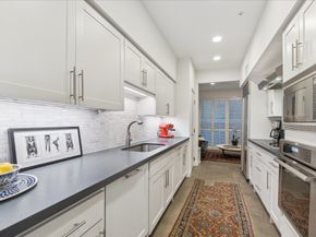 10 S Briar Hollow Lane 55, Houston TX 77027