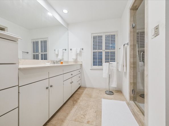 10 S Briar Hollow Lane 55, Houston TX 77027