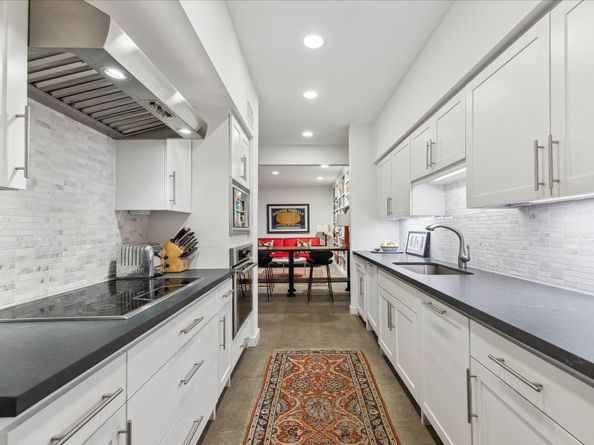 10 S Briar Hollow Lane 55, Houston TX 77027