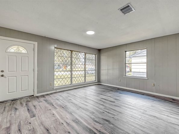 5962 Willow Glen Drive, Houston TX 77033