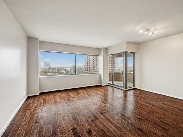 5000 Montrose Boulevard 10B, Houston TX 77006