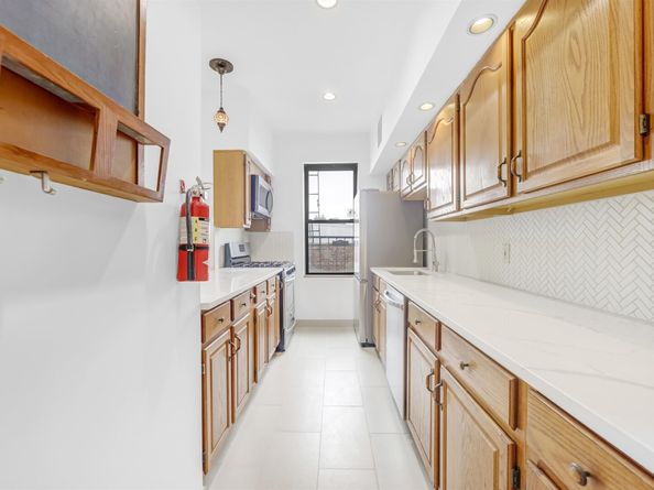 301 79th St E4, North Bergen NJ 07047