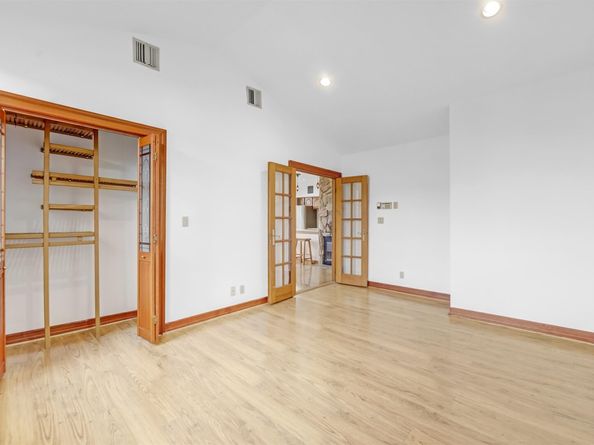 301 79th St E4, North Bergen NJ 07047