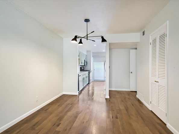 2425 Ashdale DR 32, Austin TX 78757