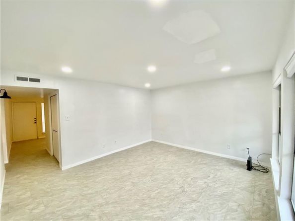 6910 Hart LN 403, Austin TX 78731