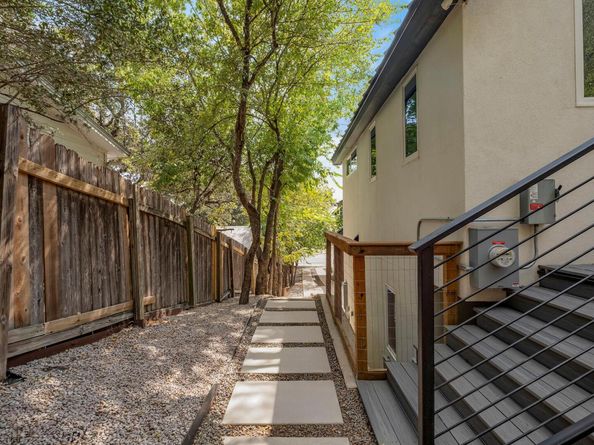 2812 Oak Springs DR 2, Austin TX 78702