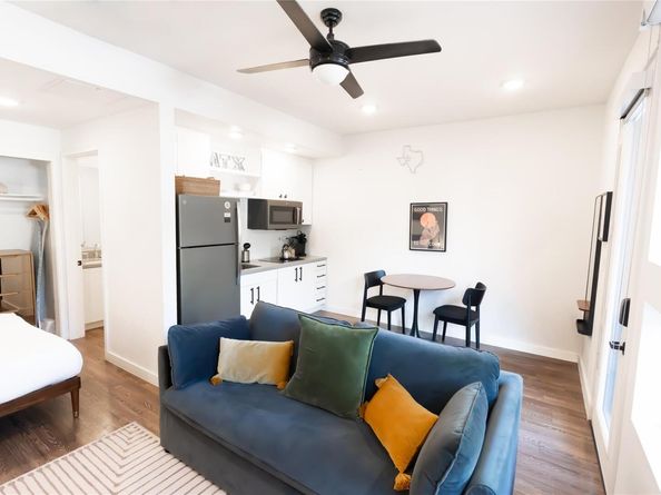 49 Navasota ST 102, Austin TX 78702