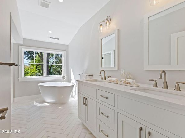 8 Park Avenue, Old Greenwich CT 06870