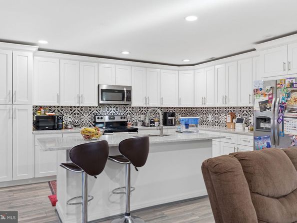 32 Rustleaf Lane, Levittown PA 19055