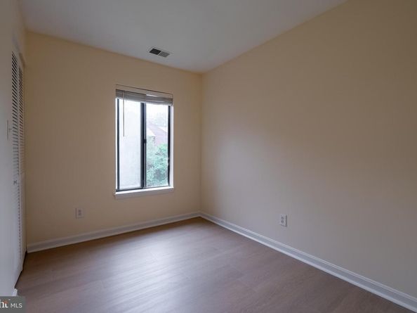 2820 Lee Oaks Place 302, Falls Church VA 22046