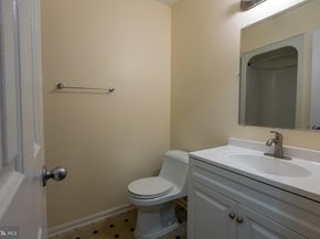 2820 Lee Oaks Place 302, Falls Church VA 22046