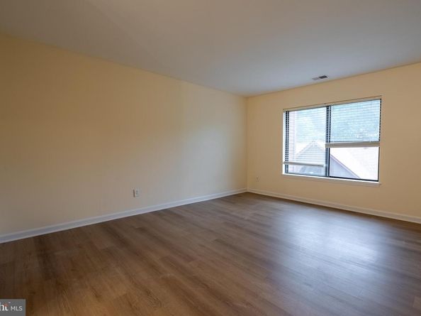 2820 Lee Oaks Place 302, Falls Church VA 22046