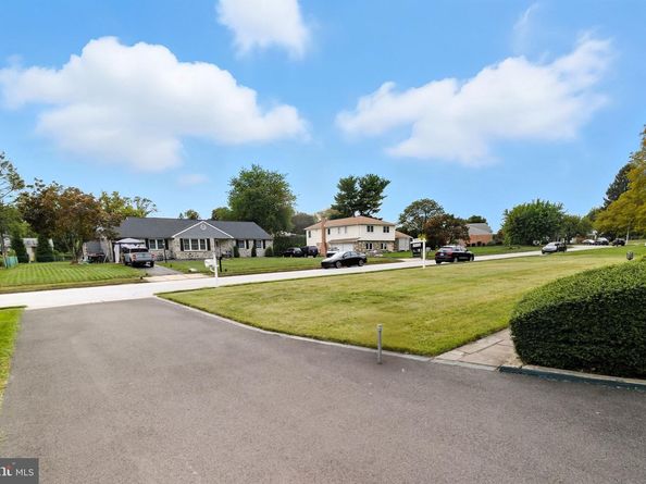 985 Milkweed Lane, Huntingdon Valley PA 19006
