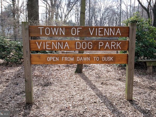 102 Moore Avenue SW, Vienna VA 22180