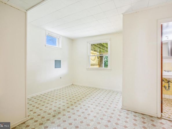 102 Moore Avenue SW, Vienna VA 22180