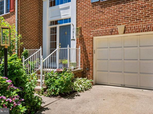 1212 Wild Hawthorn Way, Reston VA 20194