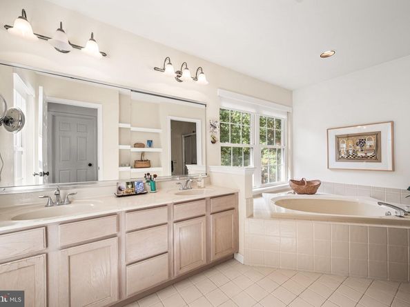 102 Dundee Mills Lane, Wallingford PA 19086