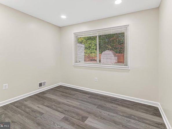 229 W Meadowland Lane, Sterling VA 20164
