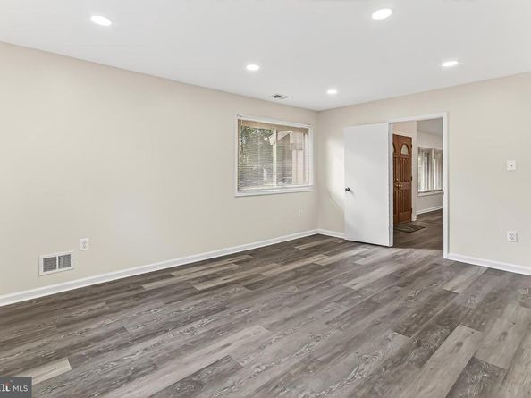 229 W Meadowland Lane, Sterling VA 20164