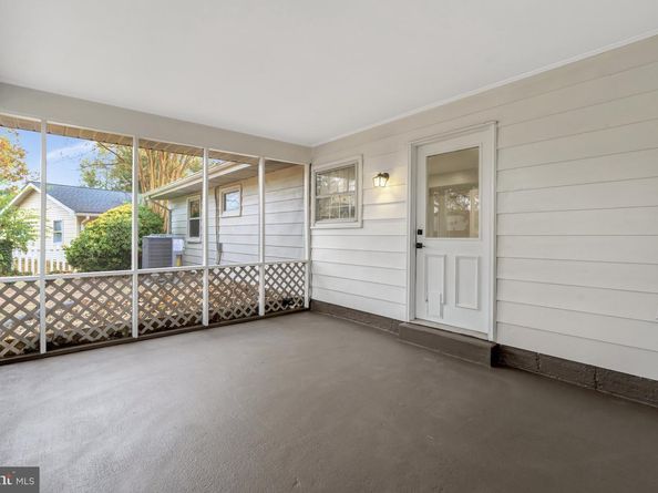 104 W Amhurst Pl, Sterling VA 20164