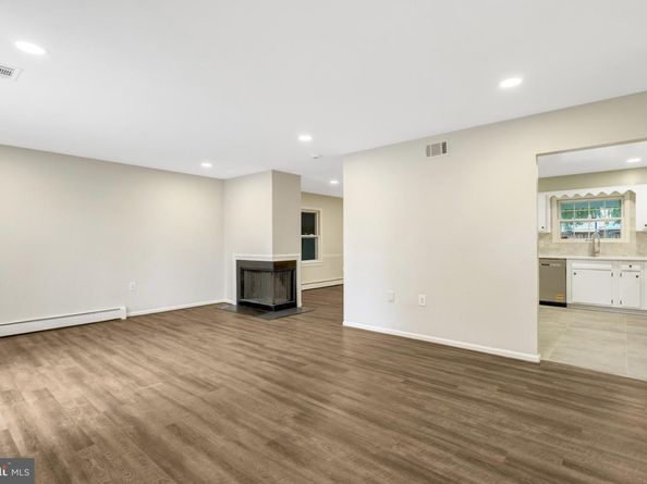 104 W Amhurst Pl, Sterling VA 20164